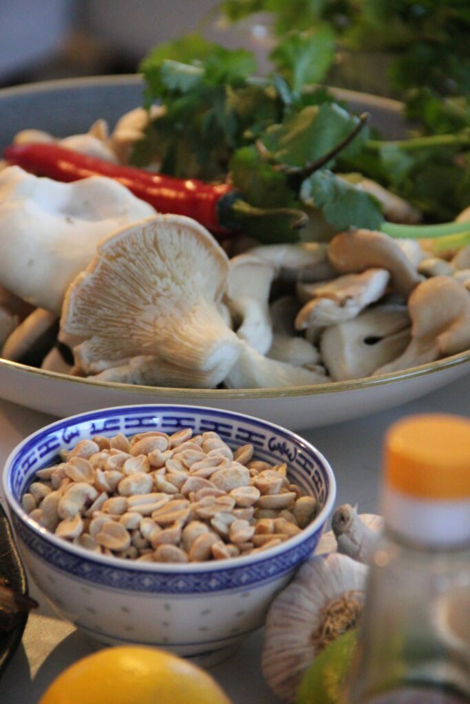 Świeże i ekologiczne produkty kuchni azjatyckiej na stole